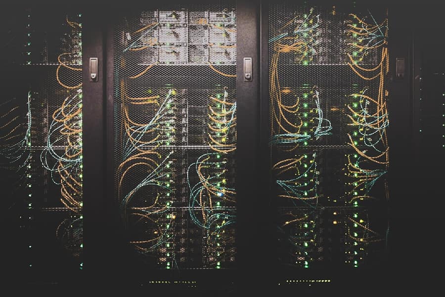 Racks de red con cableado en un datacenter